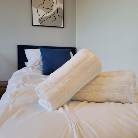 4-Bedroom Home Near Ema, Sleeps 6 คาสเซิลโดนิงทัน ภายนอก รูปภาพ