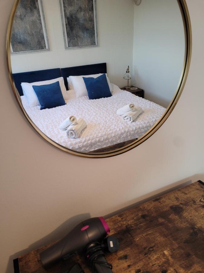 4-Bedroom Home Near Ema, Sleeps 6 คาสเซิลโดนิงทัน ภายนอก รูปภาพ