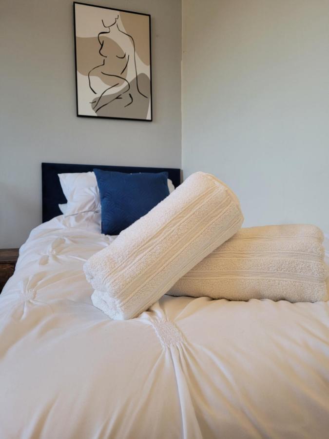 4-Bedroom Home Near Ema, Sleeps 6 คาสเซิลโดนิงทัน ภายนอก รูปภาพ